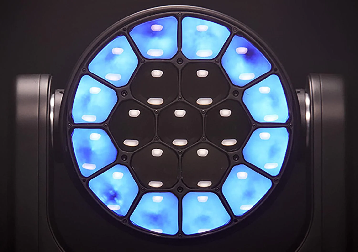 Clay Paky Midi-B 19x 40-Watt RGBW LED Moving Head - Image 4